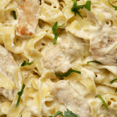 Ev yapımı Fettuccine Alfredo tava dökme demir tavada, yukarıdan görülüyor. Düz yatıyordu, üstten, yukarıdan. Yakın plan..
