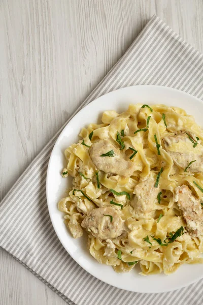 Homemade Chicken Fettuccine Alfredo White Plate White Wooden Table Top — Stock Photo, Image