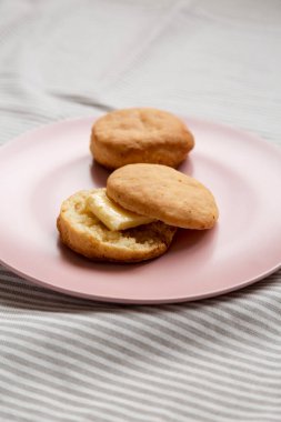 Pembe tabakta ev yapımı Flaky Buttermilk Bisküvileri. Düşük açılı.. 