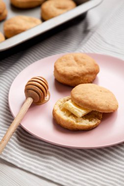 Pembe tabakta ev yapımı Flaky Buttermilk Bisküvileri. Düşük açılı.. 