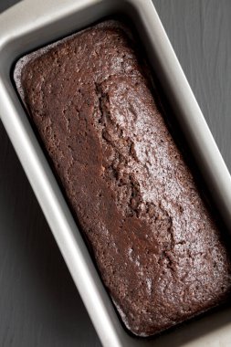 Siyah arka planda ev yapımı çikolatalı kabaklı ekmek. Dümdüz, tepeden, yukarıdan. 