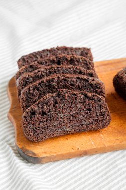Ev yapımı çikolatalı kabak ekmeği, ahşap bir tahtanın üzerinde.. 