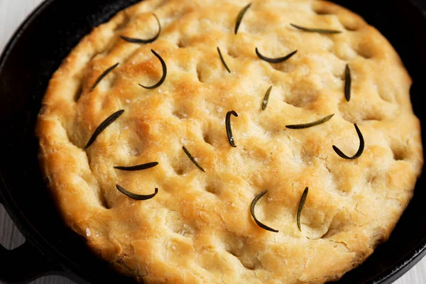 Zelfgemaakte Rozemarijn Skillet Focaccia Zijaanzicht Close — Stockfoto