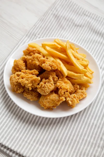 Hemlagad Fried Chicken Bites Och Pommes Frites Tallrik Sidovy — Stockfoto