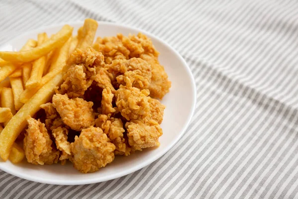 Hemlagad Stekt Kyckling Bites Och Pommes Frites Tallrik Sidovy Kopiera — Stockfoto