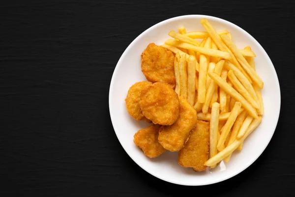 Leckeres Fastfood Chicken Nuggets Und Pommes Auf Einem Teller Auf — Stockfoto