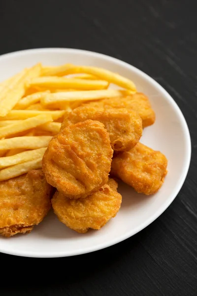 Leckeres Fastfood Chicken Nuggets Und Pommes Auf Einem Teller Vor — Stockfoto