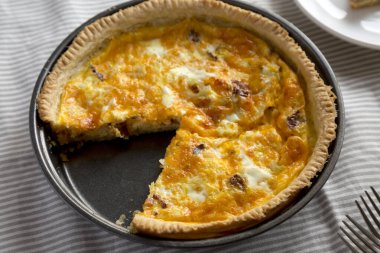 Ev yapımı pastırmalı kiş, yumurta ve Cheddar Cheese, yan görüş. Yakın plan..