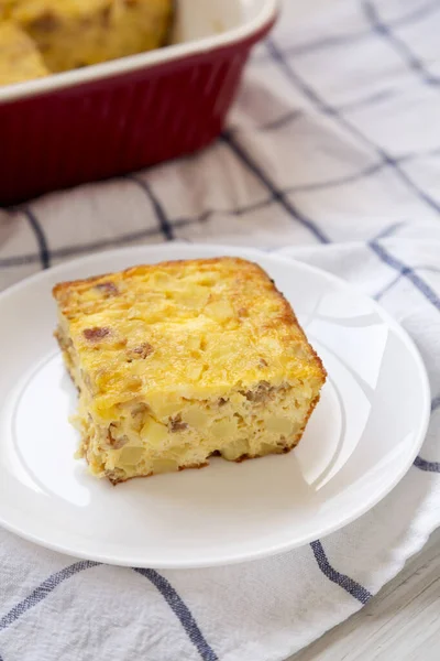 Homemade Cheesy Amish Breakfast Casserole White Wooden Surface Side View — Stock Photo, Image