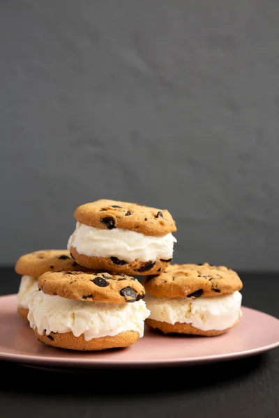 Chocolate Casero Chip Cookie Ice Cream Sandwich Plato Rosa Vista — Foto de Stock