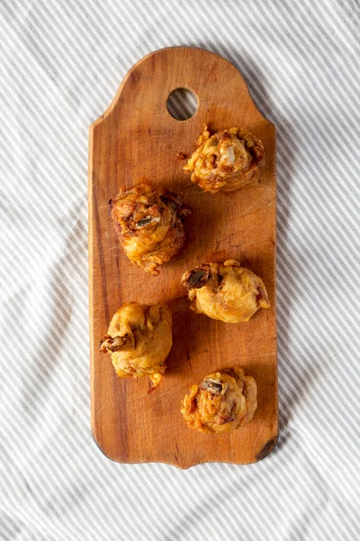 Lecca Lecca Pollo Piccante Fatto Casa Una Tavola Legno Rustica — Foto Stock