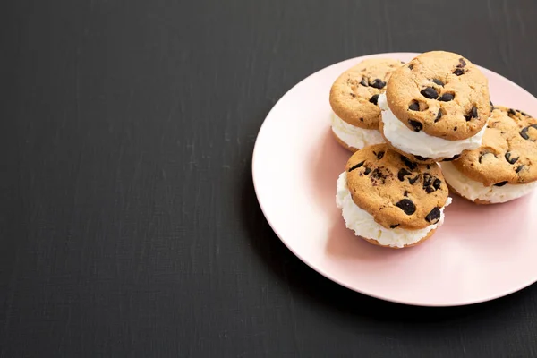 Házi Csokoládé Chip Cookie Jégkrém Szendvics Rózsaszín Tányéron Fekete Alapon — Stock Fotó