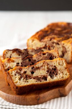 Ev yapımı Muzlu Çikolatalı Ekmek. Köy tahtası, yan manzara.. 