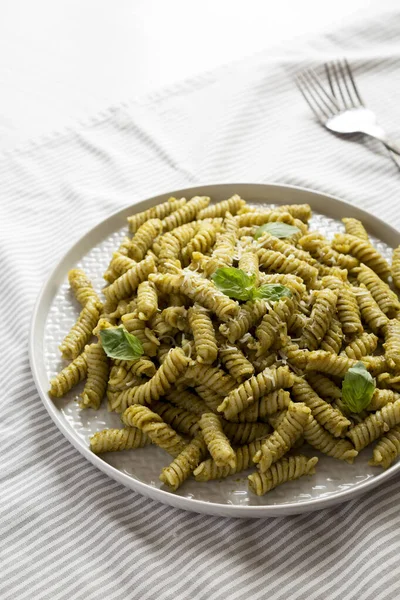 Pâtes Maison Pesto Twist Sur Une Assiette Vue Basse — Photo