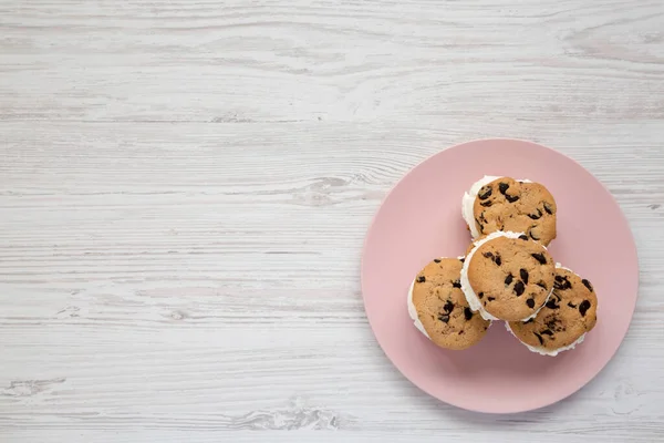 Házi Csokoládé Chip Cookie Jégkrém Szendvics Rózsaszín Tányéron Fehér Háttér — Stock Fotó