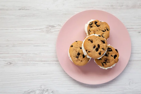 Domowej Roboty Chocolate Chip Cookie Ice Cream Sandwich Różowym Talerzu — Zdjęcie stockowe