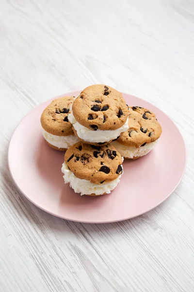 Házi Készítésű Csokoládé Chip Cookie Jégkrém Szendvics Rózsaszín Tányéron Fehér — Stock Fotó