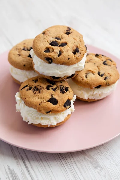 Chocolate Casero Chip Cookie Ice Cream Sandwich Plato Rosa Sobre — Foto de Stock