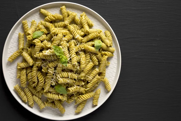 พาสต Pesto Twist แบบโฮมเมดบนจานบนพ นหล านบน าใช ายจากด านบนวางแบน ดลอกช — ภาพถ่ายสต็อก