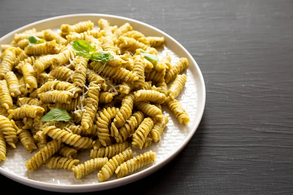 พาสต Pesto Twist แบบโฮมเมดบนจานบนพ มมองด านข ดลอกช องว — ภาพถ่ายสต็อก