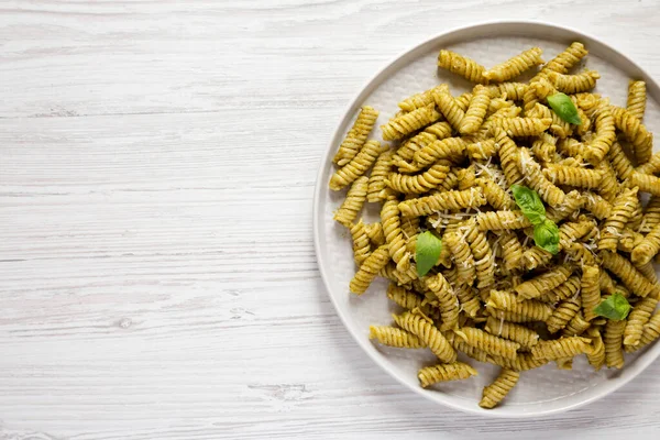 พาสต Pesto Twist แบบโฮมเมดบนจานบนพ นหล งไม ขาวท านบน าใช ายจากด — ภาพถ่ายสต็อก