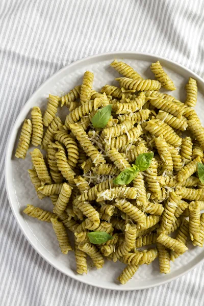 Hausgemachte Pesto Twist Pasta Auf Einem Teller Auf Tuch Draufsicht — Stockfoto