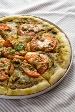 Taze domatesli ev yapımı Pesto Pizza ve kumaş kaplı Mozzarella, düşük açılı.. 