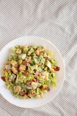 Ev yapımı Pastırma Avokado Sezar Salatası ve Peynir ve Ekmek, yukarıdan manzara. Düz yerde, üst tarafta, tepede. Metin için boşluk.