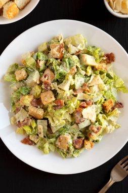 Ev yapımı domuz pastırması Avokado Sezar Salatası, peynirli ve kızarmış ekmek, en iyi manzara. Yakın plan..