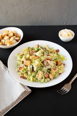 Ev yapımı Bacon Avokado Sezar Salatası, Peynir ve Ekmek arası, düşük açılı..