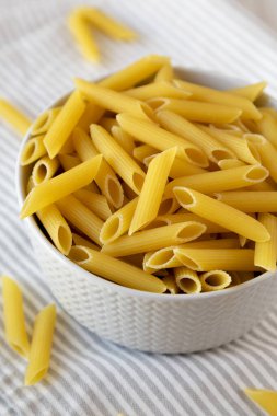 Kavanozda pişmemiş organik makarna, yan görüş. Yakın plan..