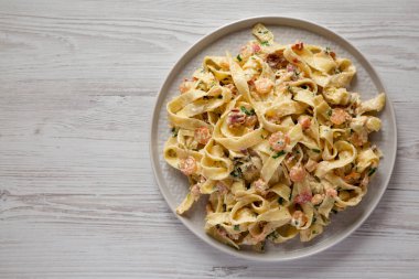 Ev yapımı sarımsaklı karides pastırmalı Alfredo, en iyi manzara. Dümdüz, tepeden, yukarıdan. Boşluğu kopyala.