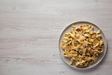 Beyaz ahşap arka planda bir tabakta ev yapımı sarımsaklı karides pastırması, üst manzara. Dümdüz, tepeden, yukarıdan. Boşluğu kopyala.