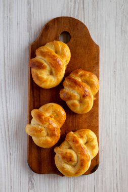 Ev yapımı yumuşak krakerler, ahşap bir tahta üzerinde, üst manzara. Dümdüz, tepeden, yukarıdan. 