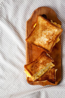 Ev yapımı ızgara makarna ve ahşap tahtada peynirli sandviç. Dümdüz, tepeden, yukarıdan. Boşluğu kopyala.