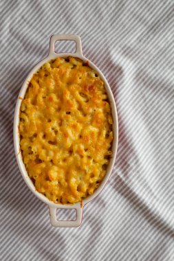 Ev yapımı makarna ve kumaşlı peynirli makarna, üst manzara. Dümdüz, tepeden, yukarıdan. Boşluğu kopyala.