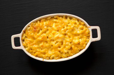 Siyah arka planda ev yapımı makarna ve peynirli makarna. Dümdüz, tepeden, yukarıdan. 