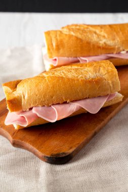 Ev yapımı Parisli Jambon-Beurre Sandviçi. Köy tahtası, yan görüş.. 