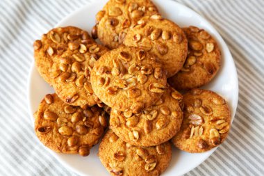 Beyaz tabakta fıstıklı ev yapımı kurabiyeler, yan görüş. Yakın plan..