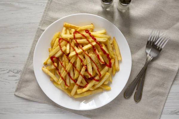 Patatine Fritte Fatte Casa Con Ketchup Sale Pepe Piatto Bianco — Foto Stock