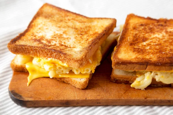 Macarrão Grelhado Caseiro Sanduíche Queijo Uma Tábua Madeira Rústica Vista — Fotografia de Stock