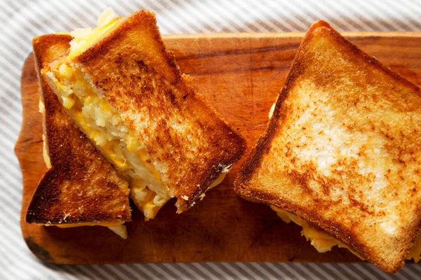 Zelfgemaakte Grilled Macaroni Cheese Sandwich Een Rustieke Houten Plank Bovenaanzicht — Stockfoto