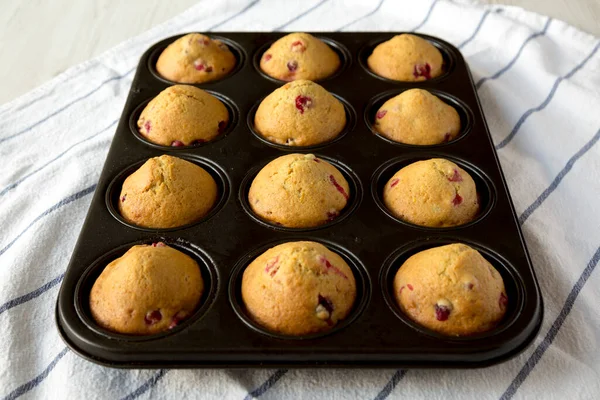 Σπιτικά Cranberry Muffins Ξύσμα Πορτοκαλιού Ταψί Χαμηλή Γωνία — Φωτογραφία Αρχείου