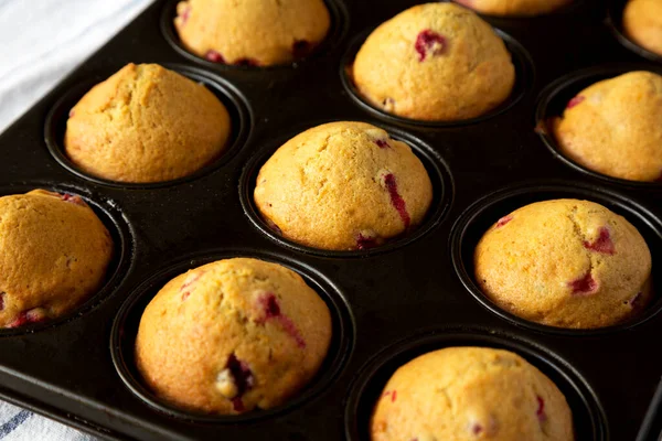 Σπιτικά Cranberry Muffins Ξύσμα Πορτοκαλιού Ταψί Χαμηλή Γωνία Κοντινό Πλάνο — Φωτογραφία Αρχείου