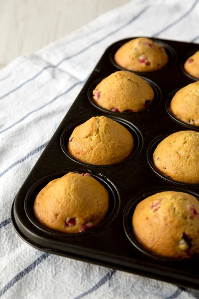 Σπιτικά Cranberry Muffins Ξύσμα Πορτοκαλιού Ταψί Χαμηλή Γωνία Χώρος Για — Φωτογραφία Αρχείου