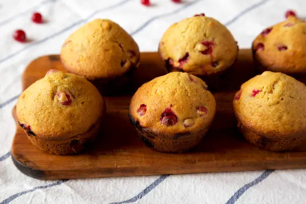 Zelfgemaakte Cranberry Muffins Met Sinaasappelschil Een Rustieke Houten Plank Doek — Stockfoto