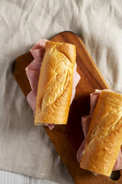 Hausgemachtes Pariser Jambon Beurre Sandwich Auf Einem Rustikalen Holzbrett Draufsicht — Stockfoto