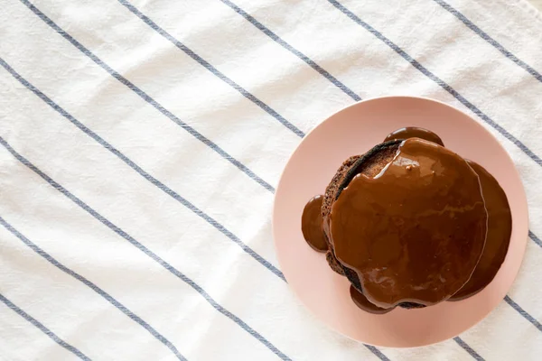 Pembe tabakta ev yapımı çikolatalı gözleme. Dümdüz, tepeden, yukarıdan. Boşluğu kopyala.