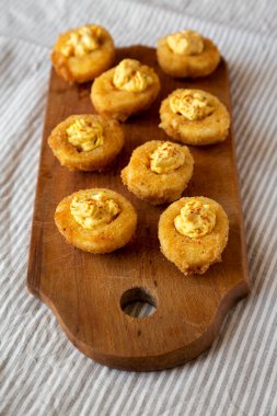 Ev yapımı Koyu Kızarmış Paprikalı Yumurta Kırsal Ahşap Tahta, düşük açılı. 