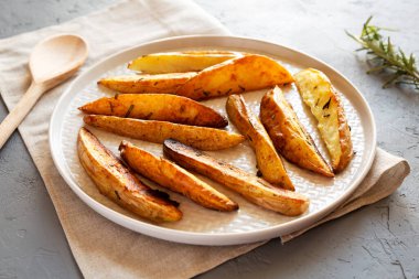 Ev yapımı Rosemary Patatesleri Tabakta, yan manzarada.